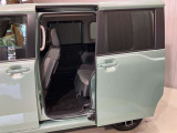 【両側オートスライドドア】子供を乗せたりするのにも隣のお車を気にせずストレスフリー★雨の日などはリモコンキーからドアの開閉ができとても便利♪