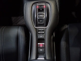 直感的な操作性により、ドライバーの快適な運転を支援。P・N・Dは押す、Rは引くという人間の感覚にマッチした操作感のエレクトリックギアセレクターを採用しています