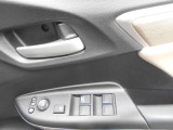 <パワーウィンドウ>運転席で全座席の窓をラクラク操作!元気なお子様やワンちゃんのイタズラも防いでいただけますよ!