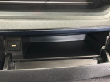 運転席側のインパネアッパーボックスは嬉しい収納!USBソケット付きでスマホの充電もできます!