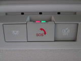 万が一のときのSOSコール。事故や急病時等にボタンひとつで専門のオペレーターに接続。警察や消防への連携をサポートします。