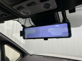 デジタルインナーミラー付き。後方視野角が広く、後席に同乗者がいても後方を確認しやすく安心です。