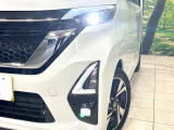 【LEDヘッドライト】悪天候や夜間走行時も良好な視界を確保し安心して運転できる高輝度LEDヘッドライトを装備!点灯速度が早く、消費電力も抑えられています。