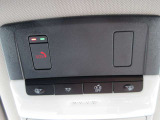 【SOSコールスイッチ】急病時やあおり運転等の危険を感じたときには、SOSコールスイッチを押して下さい。事故発生時には、エアバック展開と連動し自動通報され、オペレーターが緊急連絡をサポート致します。