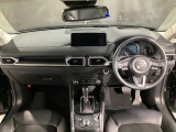 安全運転と情報操作を両立する運転席まわり。さまざまな情報を扱いながら正しい姿勢で安全に運転できることを追求したコックピット!