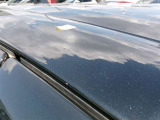 ルーフの運転席側中央付近にへこみがあります。