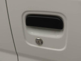 キーレス付きです。荷物が多い時にとっても便利ですよね。今では当たり前の装備かもしれませんが無いと困る大切な装備だと思います。