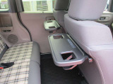 運転席・助手席シートバックテーブル付いてます