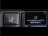 レーンディパーチャーアラートとは車線、又は走路からの逸脱の可能性をブザーにて警告します。