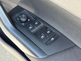 運転席ドアに集約されたパワーウィンドスイッチで、全窓をスマートに操作できます。