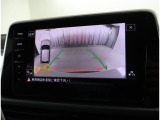 ★ギアをリバースに入れると車両後方の映像を映し出します。バック時の後方視認をサポートします。