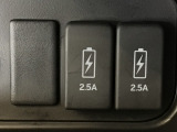 充電用USBジャックを2個装備!iPhoneはもちろん少しアンペアが高めのiPadも充電することが出来ます(運転しながら充電できます)