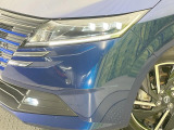 【LEDヘッドライト】悪天候や夜間走行時も良好な視界を確保し安心して運転できる高輝度LEDヘッドライトを装備!点灯速度が早く、消費電力も抑えられています。