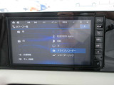 アラウンドビュー付き。上空から車両を見下ろしたような画像に加工された映像をディスプレイで確認しながら車庫入などができ大変便利です。