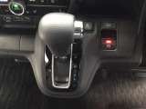 オートマチックシフトレバーは、手になじみ操作しやすい形状で安全運転にもつながります♪