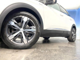 ●純正18インチアルミホイール:輸入車ならではの卓越した走りを支えるホイールと足回りです!日本車の走りに慣れている方にもぜひ体感して頂きたいほど、高いレベルでまとまっています!