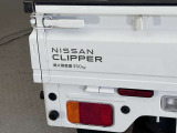 【細かい細部まで洗浄済】エンブレムやヒンジ部分まで細部にわたって洗浄しております。