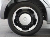 ◆純正ホイール装着車◆シンプルなデザインのホイールキャップ付きです。