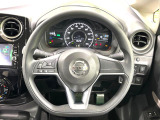 インテリアに合わせたデザインのステアリングは、運転される方のことも考え、運転しやすい形状、大きさです。是非一度、実際に触ってお確かめください。