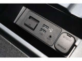 USBオーディオ用ソケットがついていますので携帯電話などを接続すれば音楽等の再生が可能でAppleCarPlay、AndroidAutoにも対応!充電用ソケットもございます!