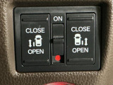 【両側パワースライドドア】両側がパワースライドドアになっており、運転席のスイッチやスマートキーでも開閉が可能です!開口部も広いので乗り降りも楽々♪