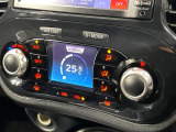【オートエアコン】一度お好みの温度に設定すれば、車内の温度を検知し風量や温度を自動で調整。暑い&hellip;寒い&hellip;と何度もスイッチ操作をする必要はありません。快適な車内空間には必須の機能ですね♪