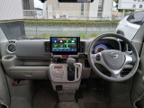 広々とした運転席周り!収納や物を置く場所もあり快適に過ごせる空間です!