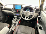 運転席まわりです。 各操作スイッチは使いやすい位置に配置されてます。