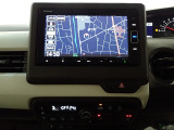 運転席からも手が届きやすく、操作しやすい空調コントロールパネル。オートエアコンなので操作の煩わしさが無くオールシーズン快適にドライブできます。快適空間で運転に集中できますね。