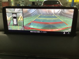 狭い場所での駐車やすれ違いなどでより的確な運転操作に役立つ360&deg;ビューモニターが装備されています。