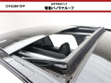 電動パノラマルーフ装備しています。