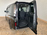 【わくわくゲート】後ろのドアをヨコに開ければ、車の後ろに余裕の無い駐車場でも荷物の積みおろしがラクラクです!3列目シートから乗り降りする時にも便利ですよ♪