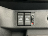 狭い所でも乗り降り楽々な両側電動スライドドアです!簡単にドアの開閉が出来る為女性やお年寄りにも優しく、荷物で手が塞がった時なども大変便利です!