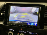 リバースギアに入れるだけで後方の表示へ切り替わります。夜間や雨の日の駐車も楽になりますよ。
