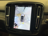 【360&deg;ビューカメラ】4台の高解像度カメラで360度の鳥瞰図を表示。隣の車や壁、死角にある障害物などを画面で確認できるため、狭いスペースでの駐車・出入りも安心です。