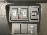 リアドアは乗り降りに便利な両側電動スライドドアです。また運転席に座っていながらスイッチ操作で自在にスライドドアを開け閉めできます。またHondaセンシング用のVSA解除スイッチを右側に装備しています。