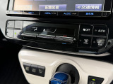 【オートエアコン】一度お好みの温度に設定すれば、車内の温度を検知し風量や温度を自動で調整。暑い&hellip;寒い&hellip;と何度もスイッチ操作をする必要はありません。快適な車内空間には必須の機能ですね♪