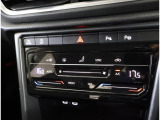 ★運転席と助手席側を独立して温度調節できるオートエアコンを標準装備。SYNCで左右の温度を同調させることも可能です。