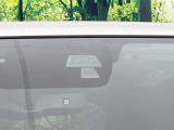 【i-ACTIVESENSE】走行中に前方の車両等を認識し、衝突しそうな時は警報とブレーキで衝突回避と被害軽減をアシスト。より安全にドライブをお楽しみいただけます。