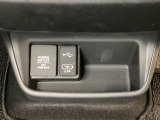 アクセサリーソケットはUSBのアダプターなどをつければ、スマホの充電にも使えます。横にはナビゲーション用の外部入力やスマートフォンなどの充電可能なUSB端子がついています。