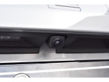 リヤカメラ付きなので、シフトレバーをリバースにすると連動してカメラ映像に切り替わります。