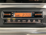 インパネ内にコンパクトに収められた空調ユニット。運転中でも直感的に操作がしやすいように温度調節と風量コントロールはトグルスイッチ式を採用しています♪