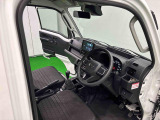 見易い計器類と運転し易いドライビングポジションは、視角も少なく前方&左右の見切りが良く運転し易いクルマです