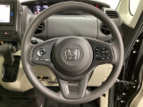 ハンドルにHondaセンシング系のクルーズコントロールやレーンキープアシストなどのスイッチと、オーディオの操作スイッチが装備されています。ハンドルから手を離さず安全に操作できます。