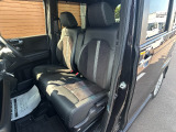 前席の画像です。是非運転席に座っていただき視界等をご確認ください。