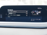 こちらのお車には先進安全装備が多数搭載されています。衝突被害を回避あるいは軽減するためのブレーキや、後方死角からの接近警報、車線逸脱を防止する警報装置など、詳しくはスタッフまでお尋ねください。