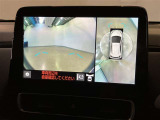 映像で見づらい車両周辺の確認をアシスト。クルマを真上から見ているような映像を表示。 運転席から確認しにくい車両周囲の状況を把握。
