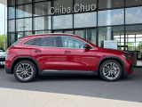 GLAらしい扱いやすいサイズ感に、AMGモデルらしいスポーティさを備えています。
