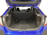 ラゲッジも広く使いやすいトランクは、開口部も広く荷物の積み下ろしもしやすいお車となっております。リアシートの背もたれは6:4の割合で分割して可倒できるので、長いお荷物などを載せることもできます。