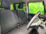 運転席まわりには十分なスペースがあり、大柄な方でもゆったり運転していただける環境です。